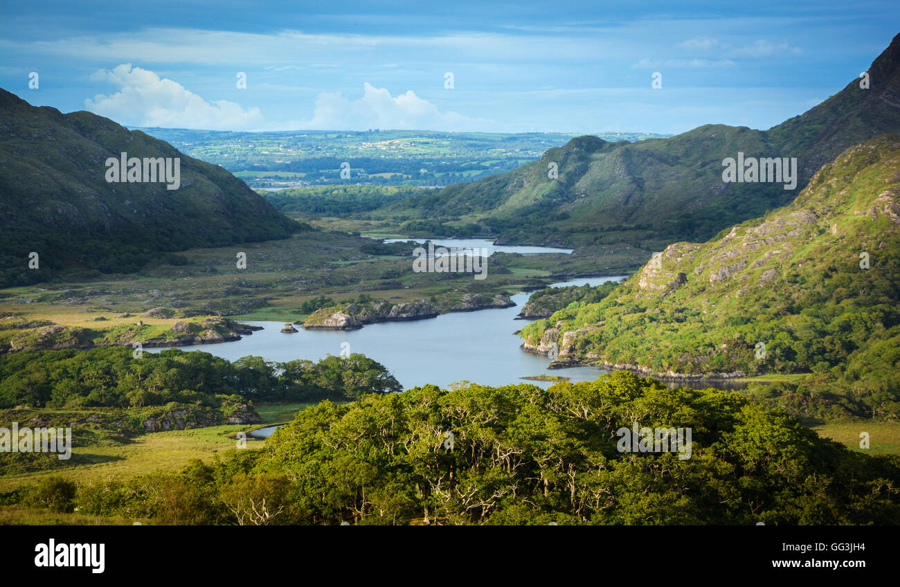 Il famoso 'Ladies View', Ring of Kerry, di uno dei migliori panorami in Irlanda Foto Stock
