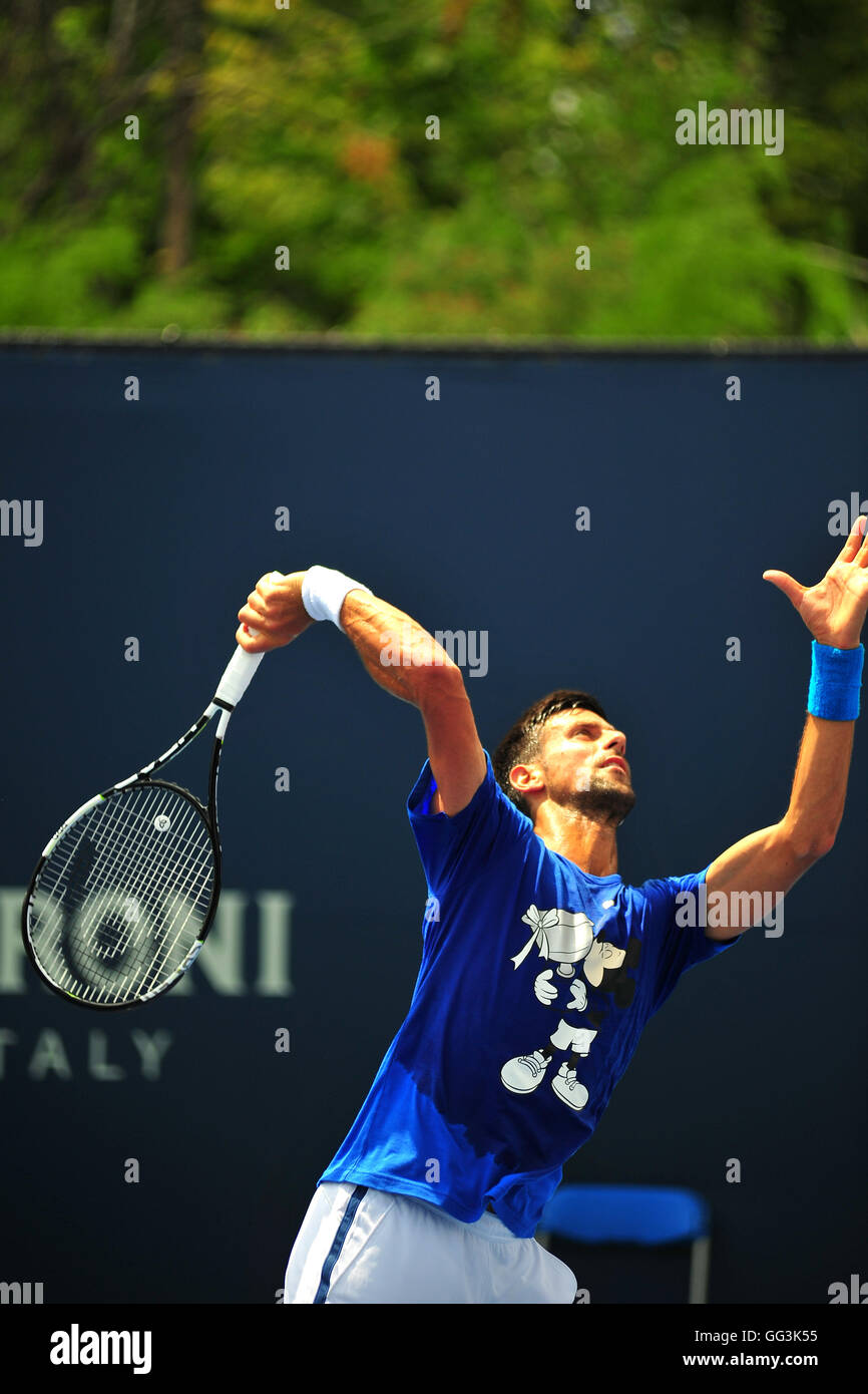 Il tennista serbo Novak Djokovic in azione al 2016 Rogers Cup a Toronto in Canada. Foto Stock