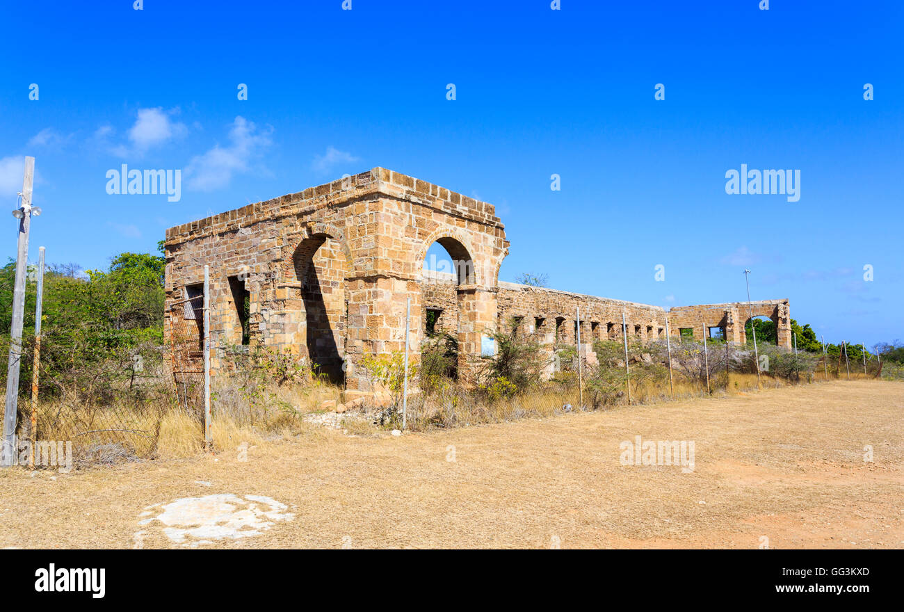 Rovine degli ufficiali dei quartieri, Shirley Heights, sud Antigua Antigua e Barbuda in una giornata di sole con cielo blu Foto Stock