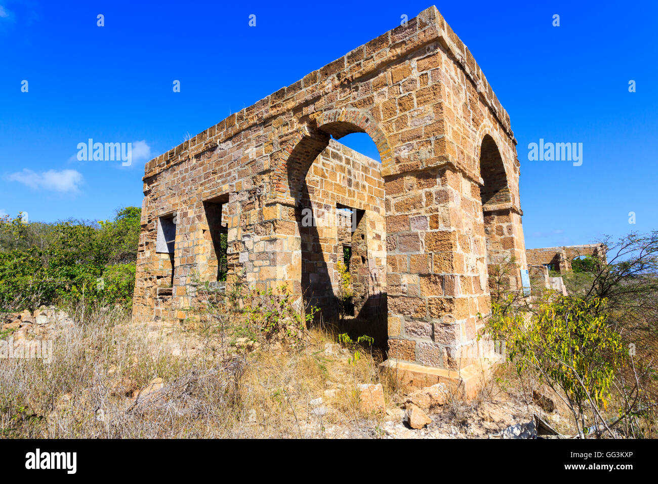 Rovine degli ufficiali dei quartieri, Shirley Heights, sud Antigua Antigua e Barbuda in una giornata di sole con cielo blu Foto Stock