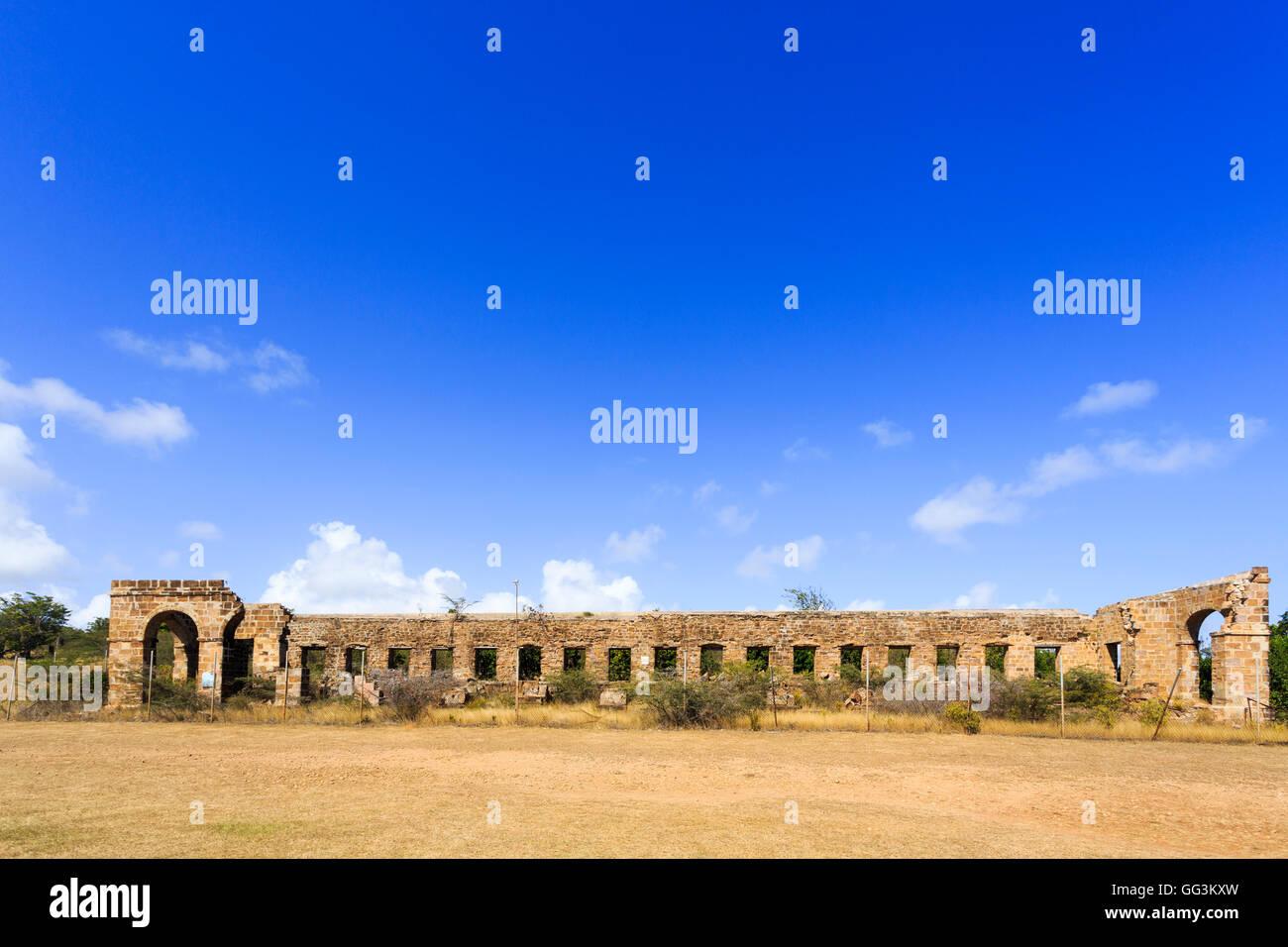 Rovine degli ufficiali dei quartieri, Shirley Heights, sud Antigua Antigua e Barbuda in una giornata di sole con cielo blu Foto Stock