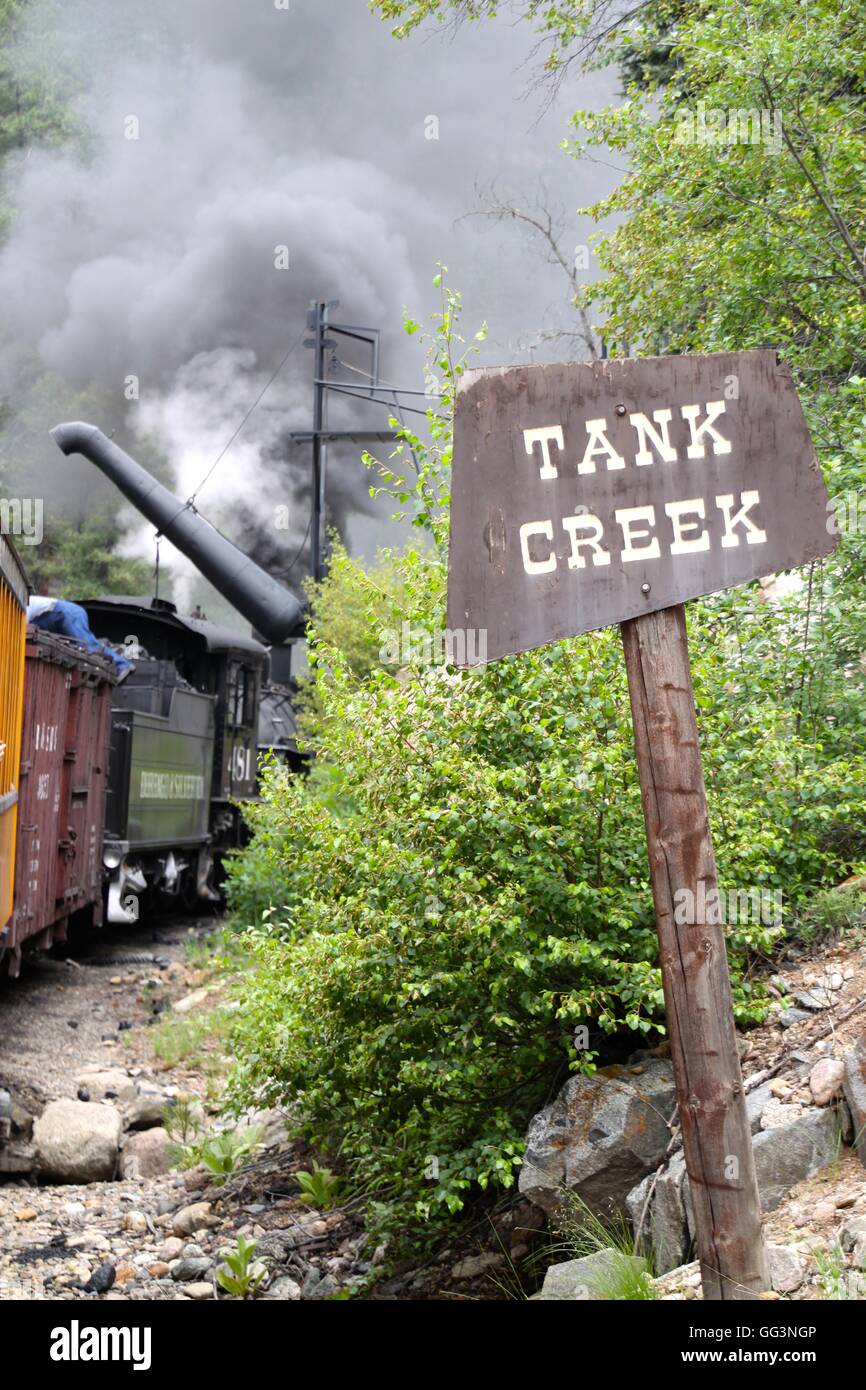 Locomotiva a vapore assumendo acqua sul Durango & Silverton Narrow Gauge Railroad Foto Stock