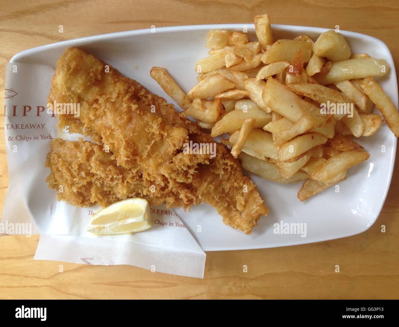 Britannico tradizionale pesce e patatine fritte Foto Stock