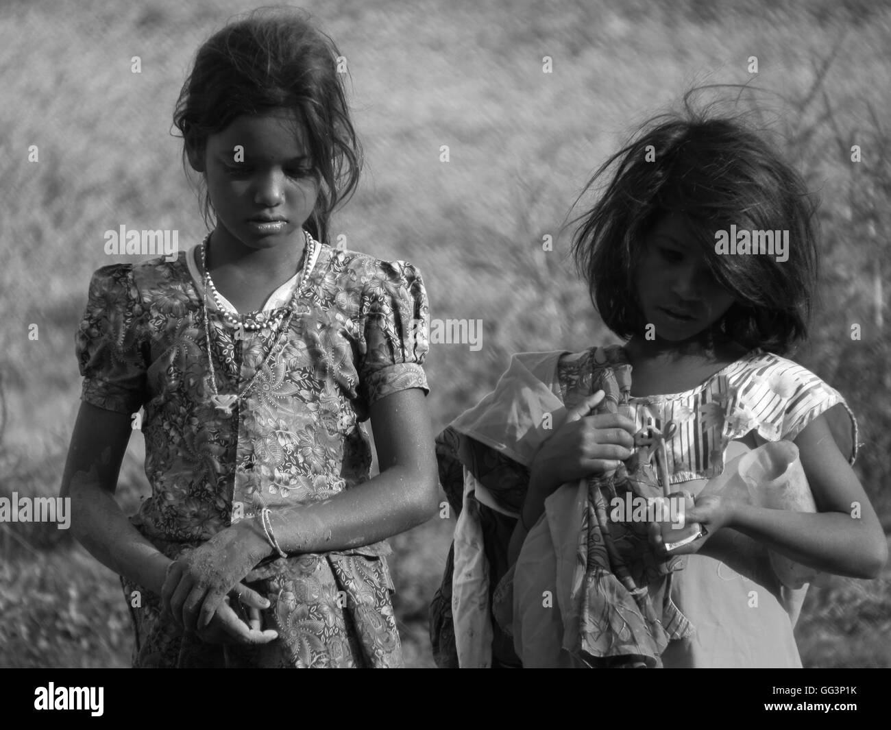 Povero indiano ragazze perso i loro pensieri in un caldo pomeriggio d'estate. Foto Stock