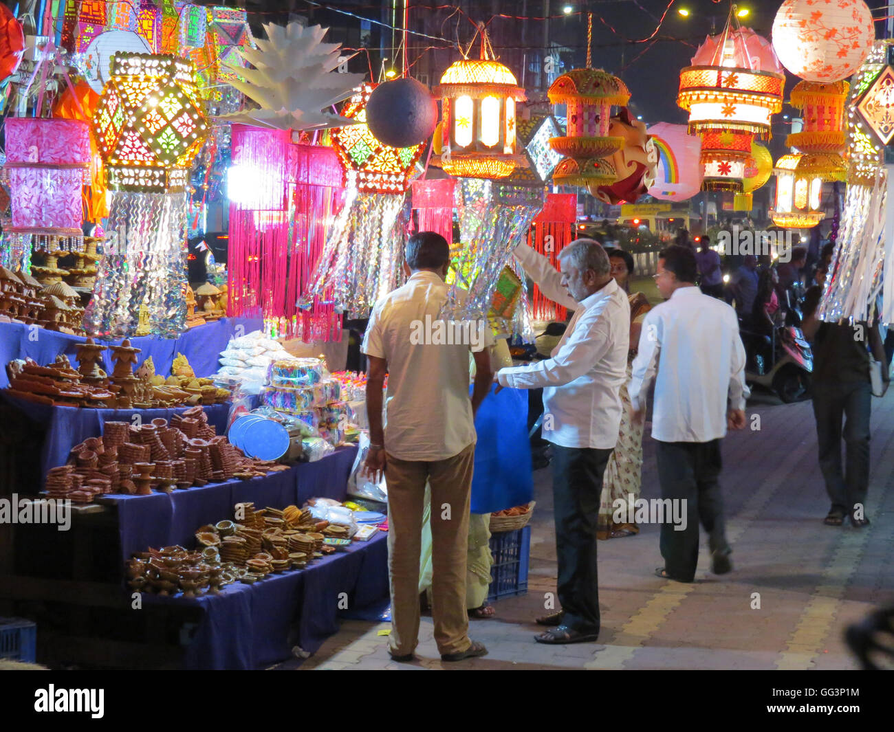 People shopping per lanterne e altri oggetti tradizionali in occasione della festa di Diwali in India Foto Stock