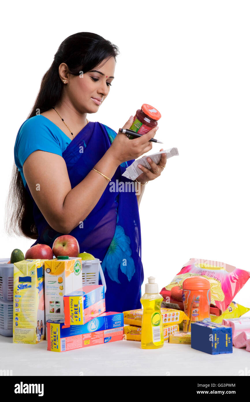 Casalinga controllare la fattura Foto Stock