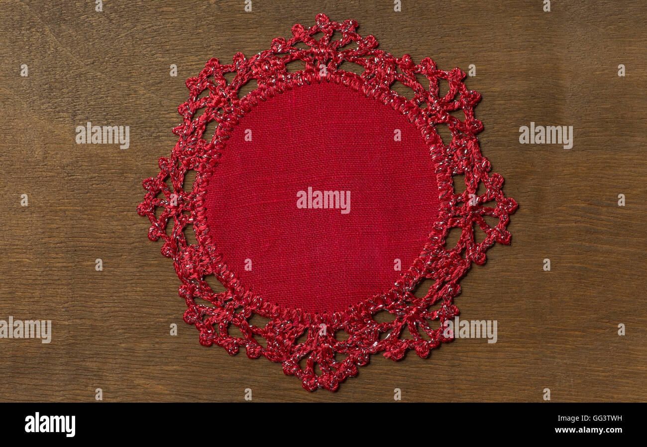 Biancheria Hand-Knitted Tovagliolo da tavola realizzati a mano su uno sfondo di legno Foto Stock