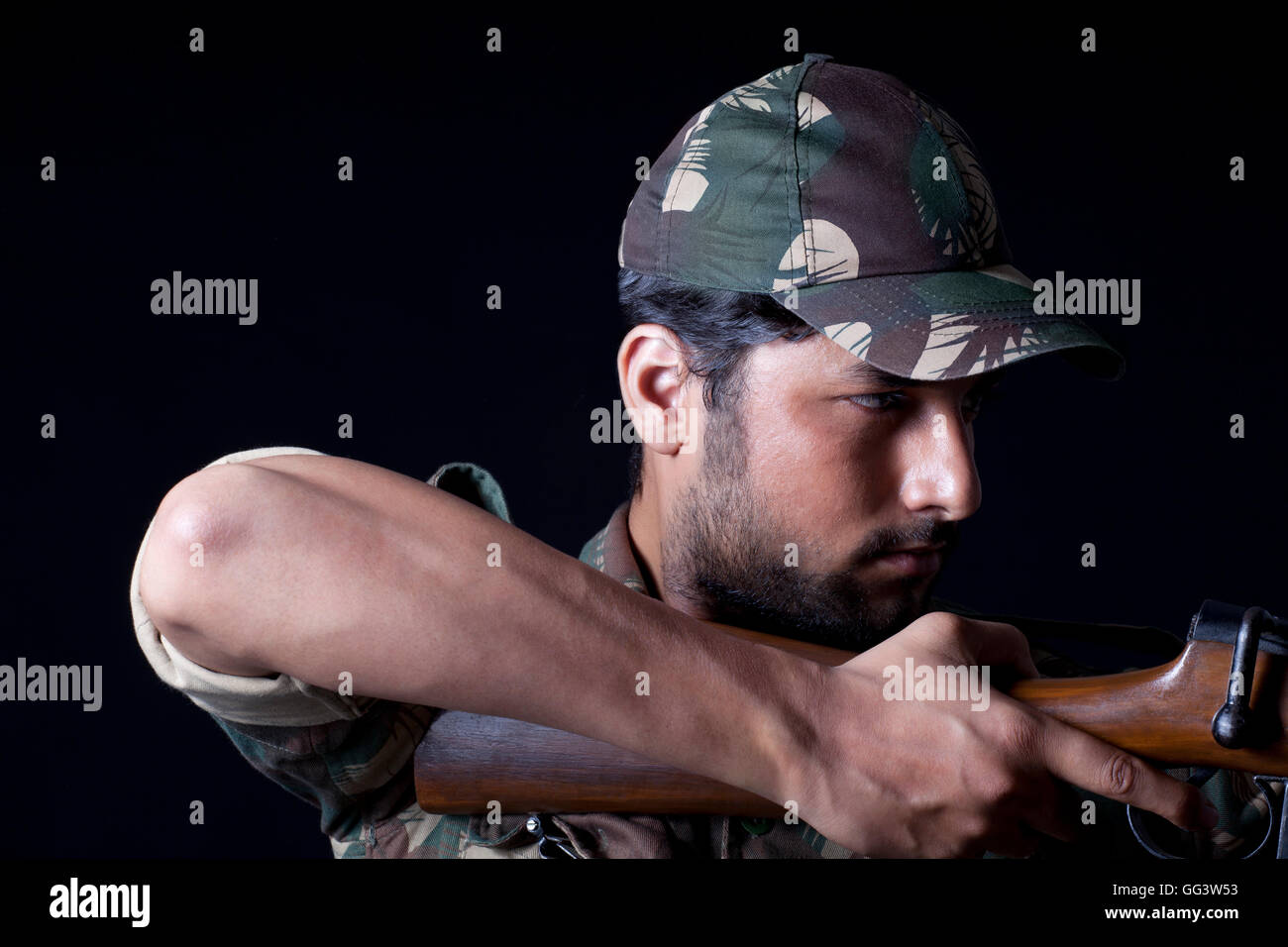 Esercito uomo che ha di mira con un fucile Foto Stock
