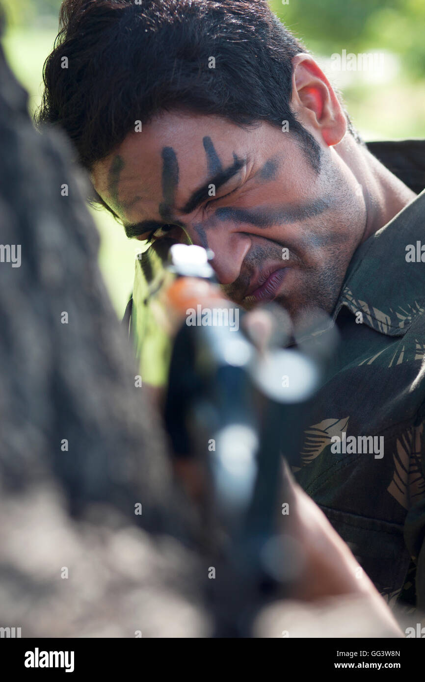 Giovane soldato mirando con un fucile Foto Stock