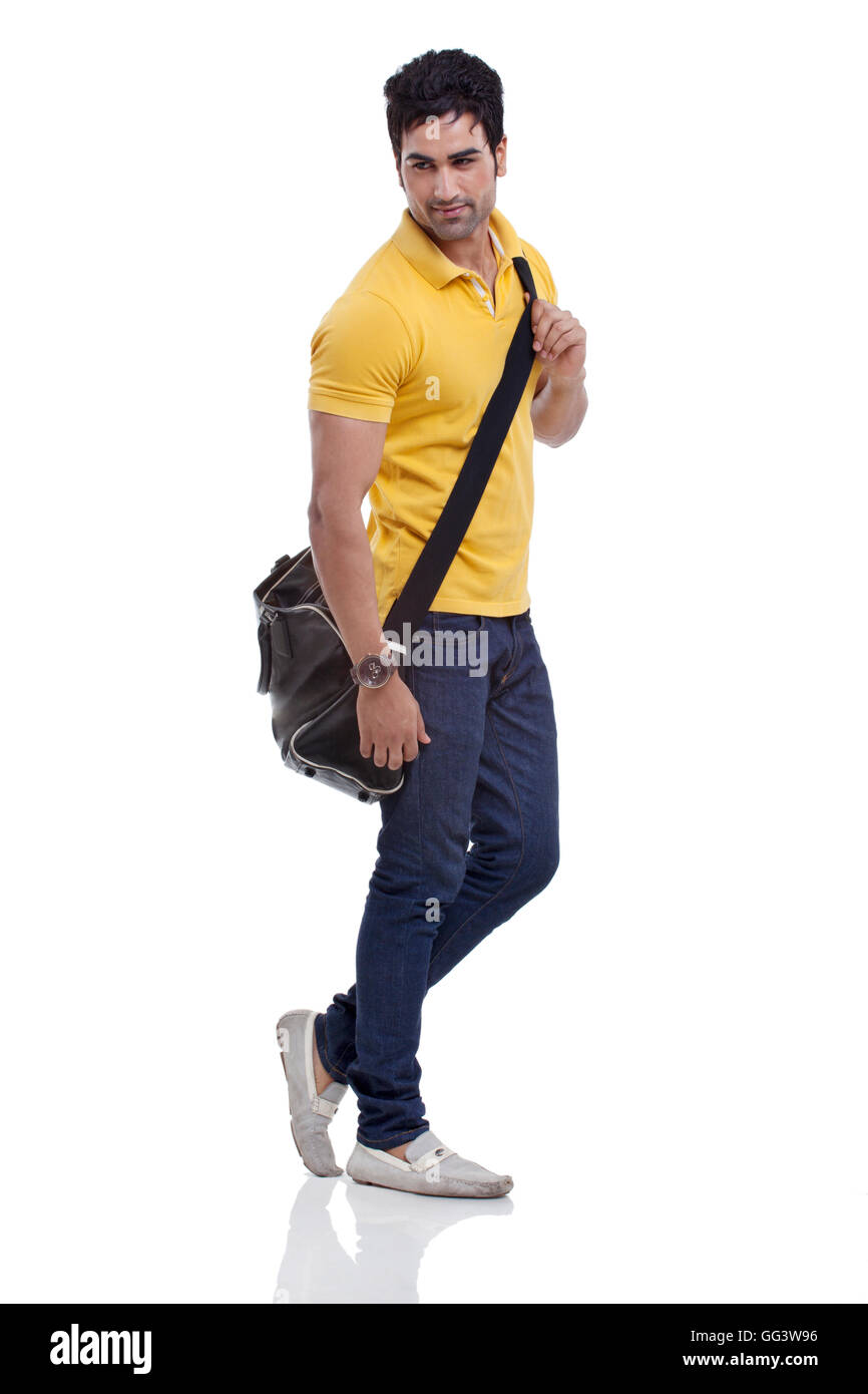 Sorridente giovane con borsone su sfondo bianco Foto Stock