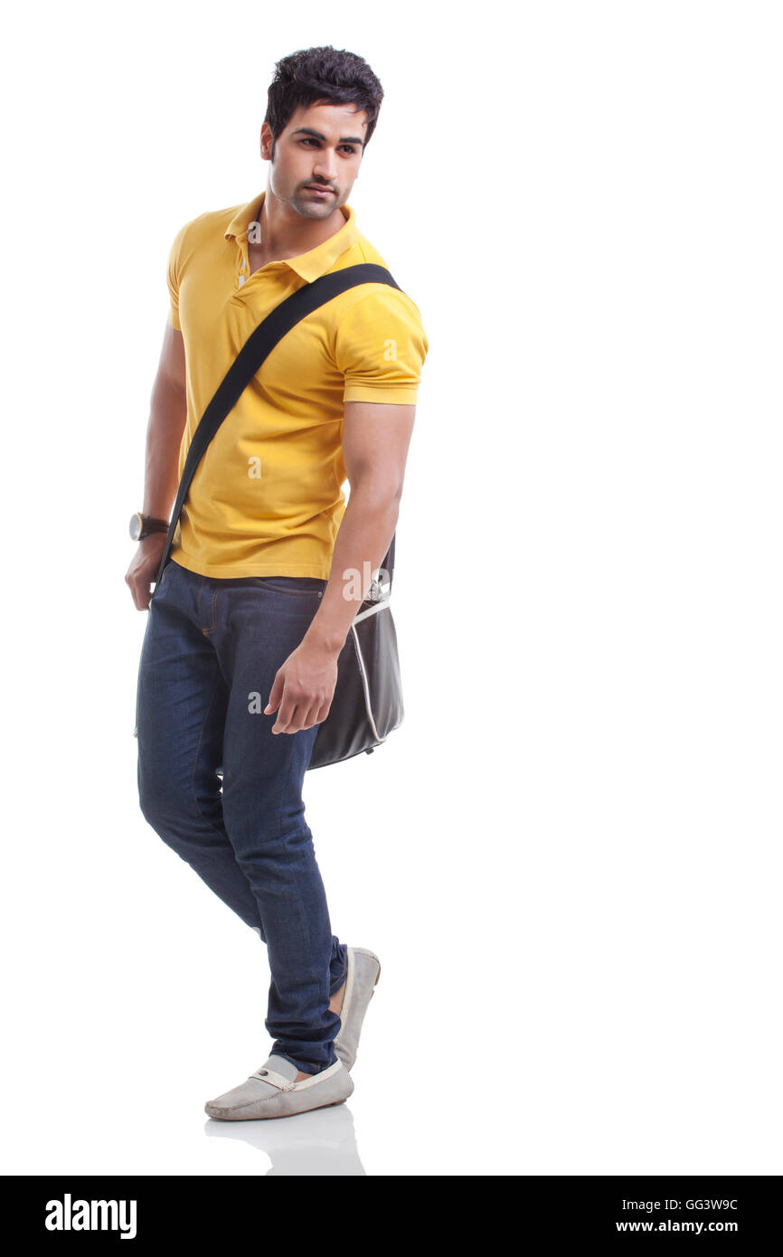 Uomo che guarda lontano mentre si cammina su sfondo bianco Foto Stock