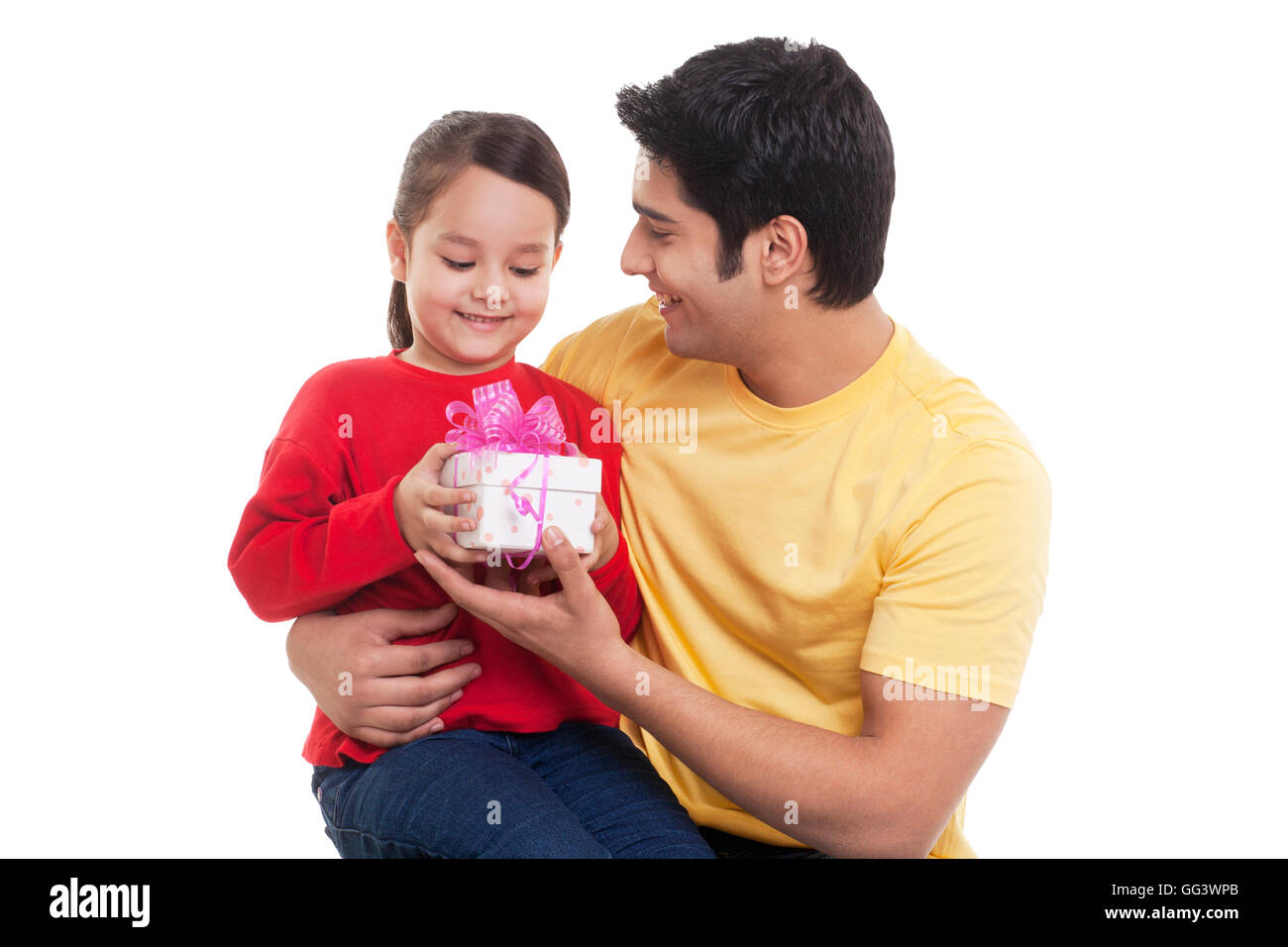 Un padre dà un regalo a sua figlia Foto Stock