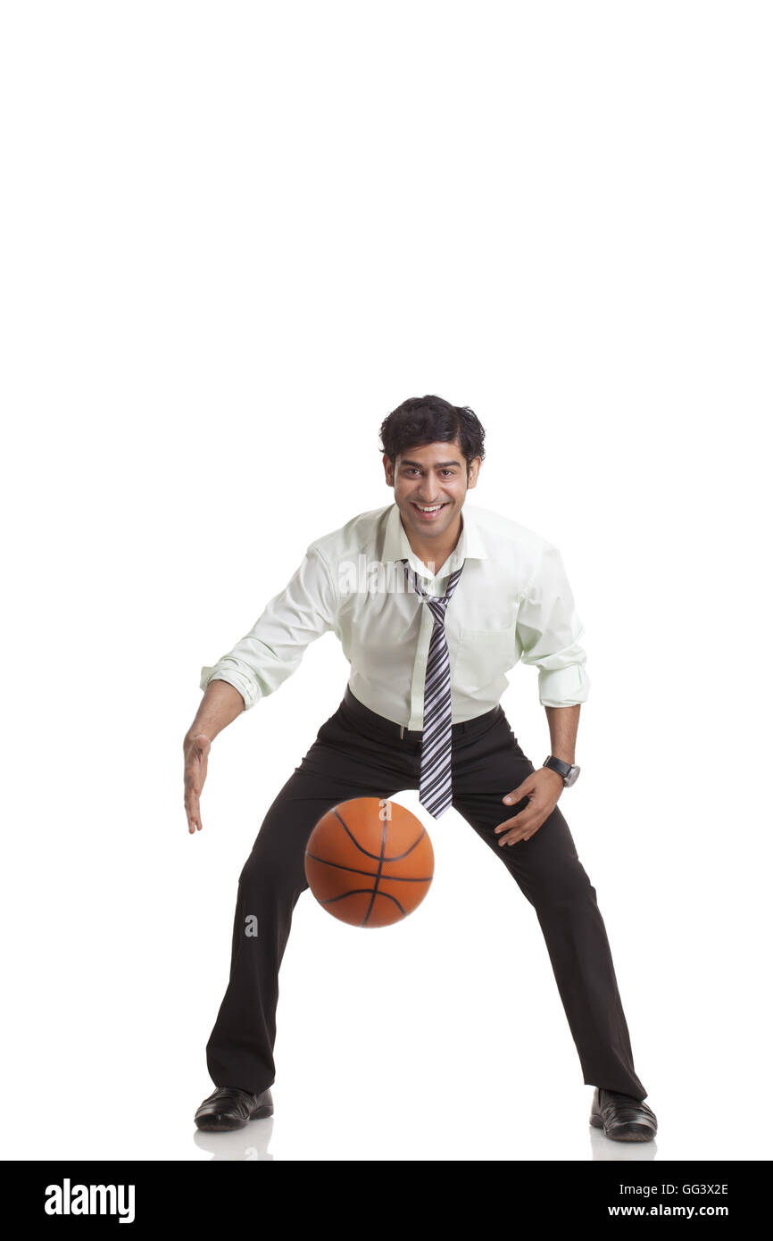Ritratto di giovane imprenditore giocare a basket Foto Stock