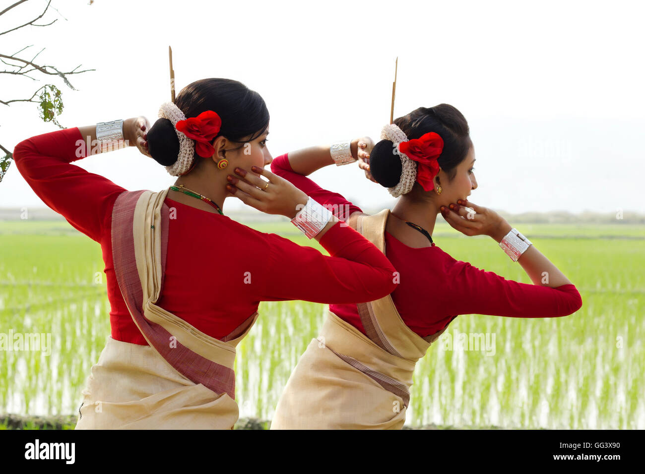 Backview di ballerini Bihu Foto Stock