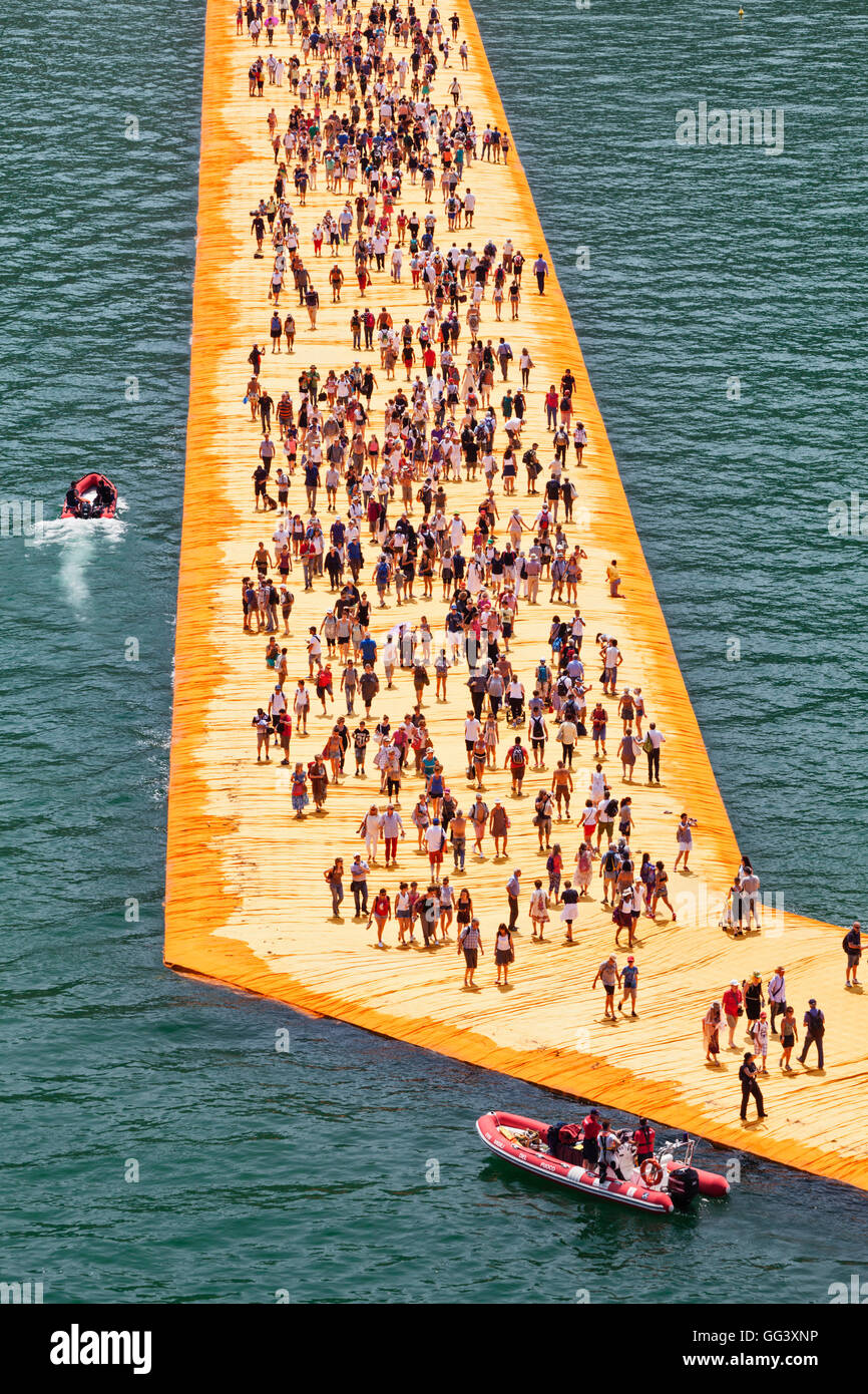 Pontili galleggianti Progetto per il Lago d'Iseo, Italia, da Christo e Jeanne-Claude. Vista da sopra la folla sulla passerella di installazione. Foto Stock