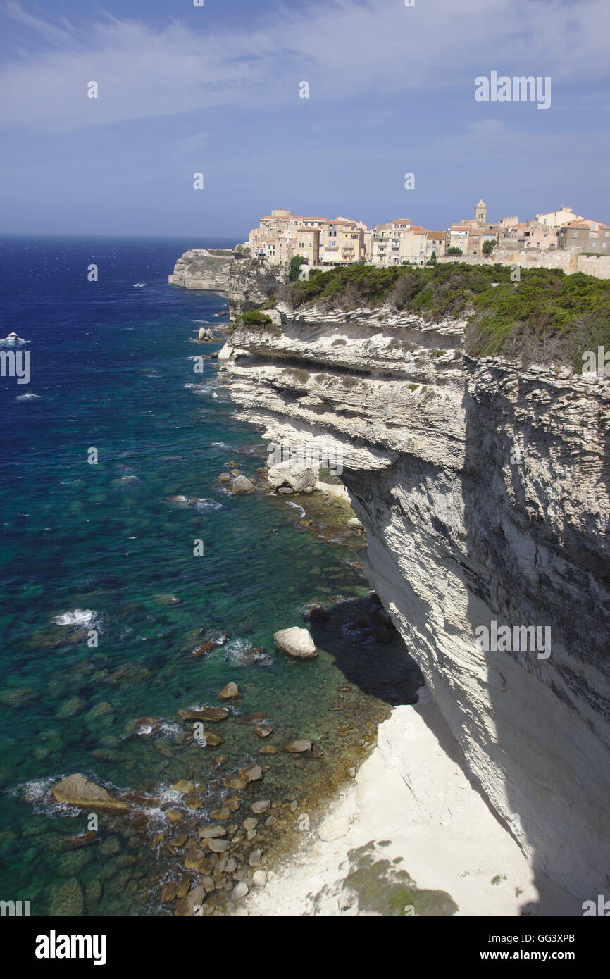 Bonifacio città alta e chalk cliffs dal percorso verso capo Pertusato, Francia, Corsica Foto Stock