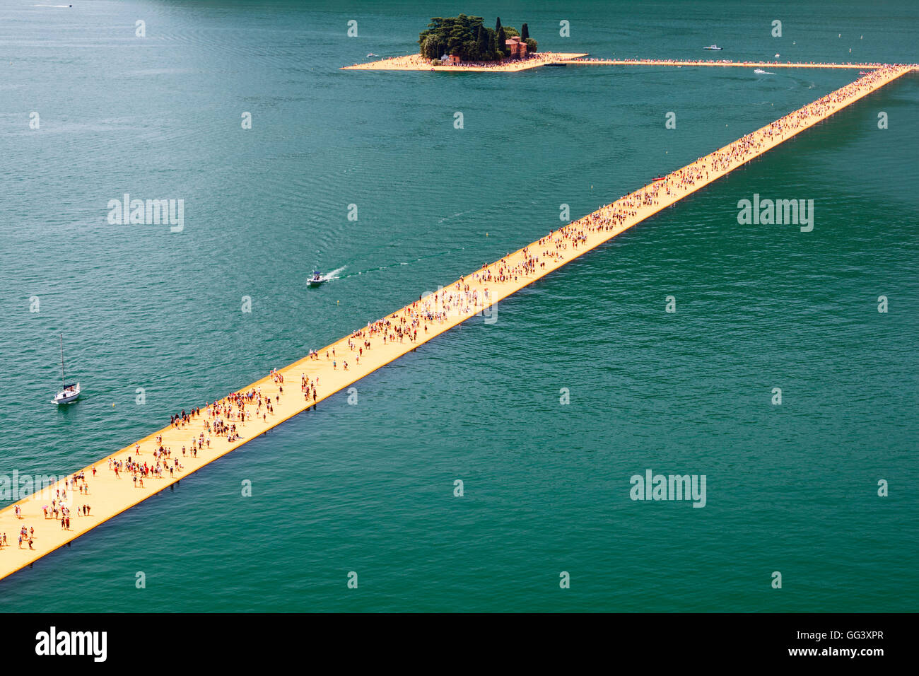Pontili galleggianti Progetto per il Lago d'Iseo, Italia, da Christo e Jeanne-Claude. Vista aerea di installazione di San Paolo isola. Foto Stock