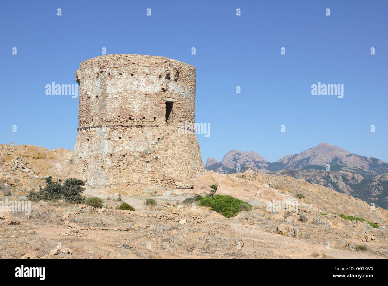 Torre di avvistamento genovese su Capu Rossu, su Golfe de Porto vicino Piana, Corsica, Francia Foto Stock