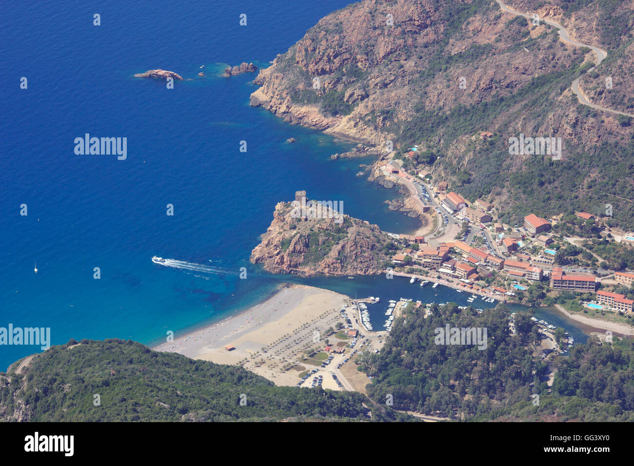 Vista dal Cabo d'Orto sul Golf di Porto e porto con torre di avvistamento Genovese, Francia, Corsica Foto Stock