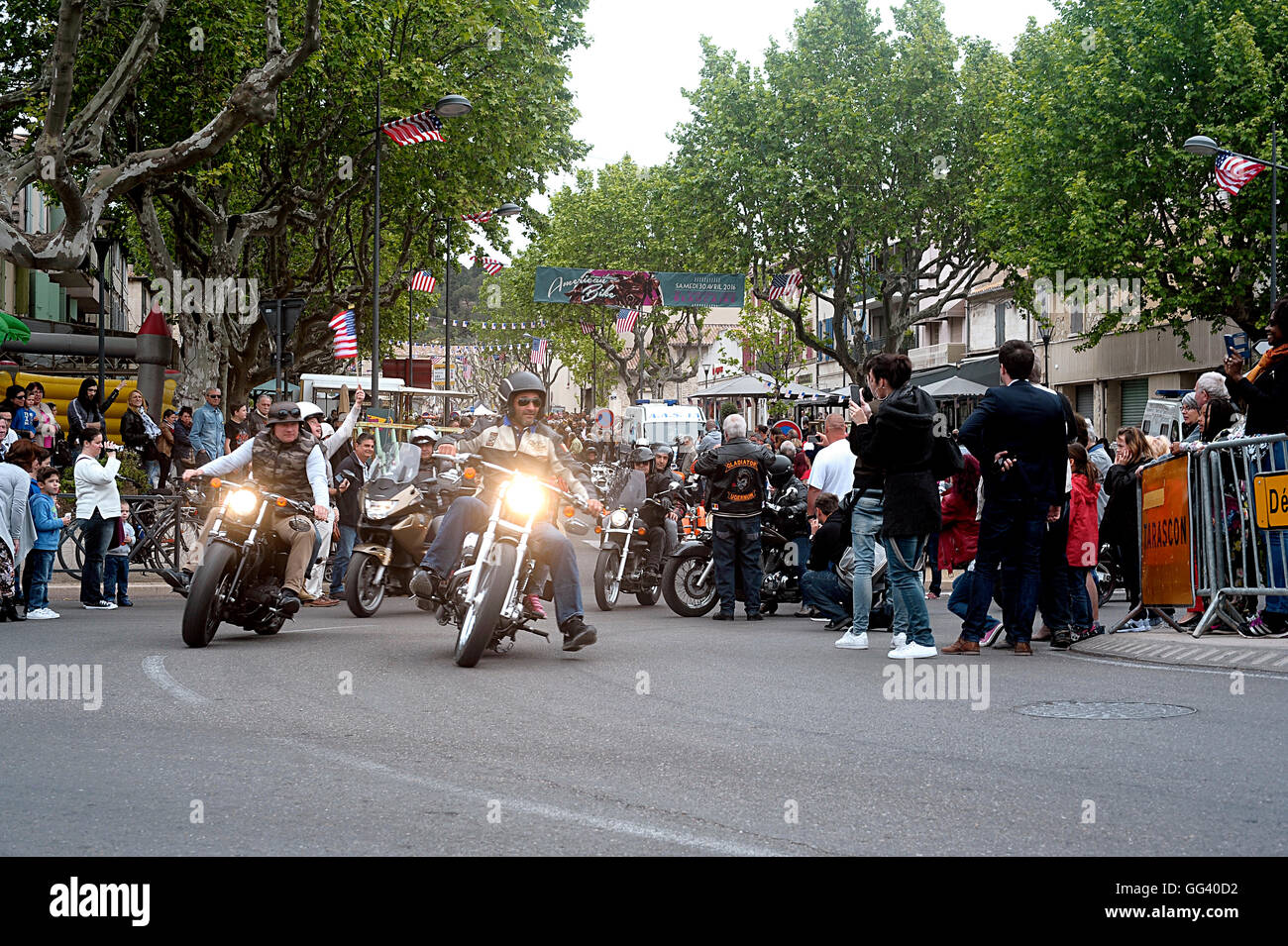 Un gruppo di motociclette da un raduno di American Motorcycle nella città di Beaucaire nel dipartimento francese del Gard Foto Stock