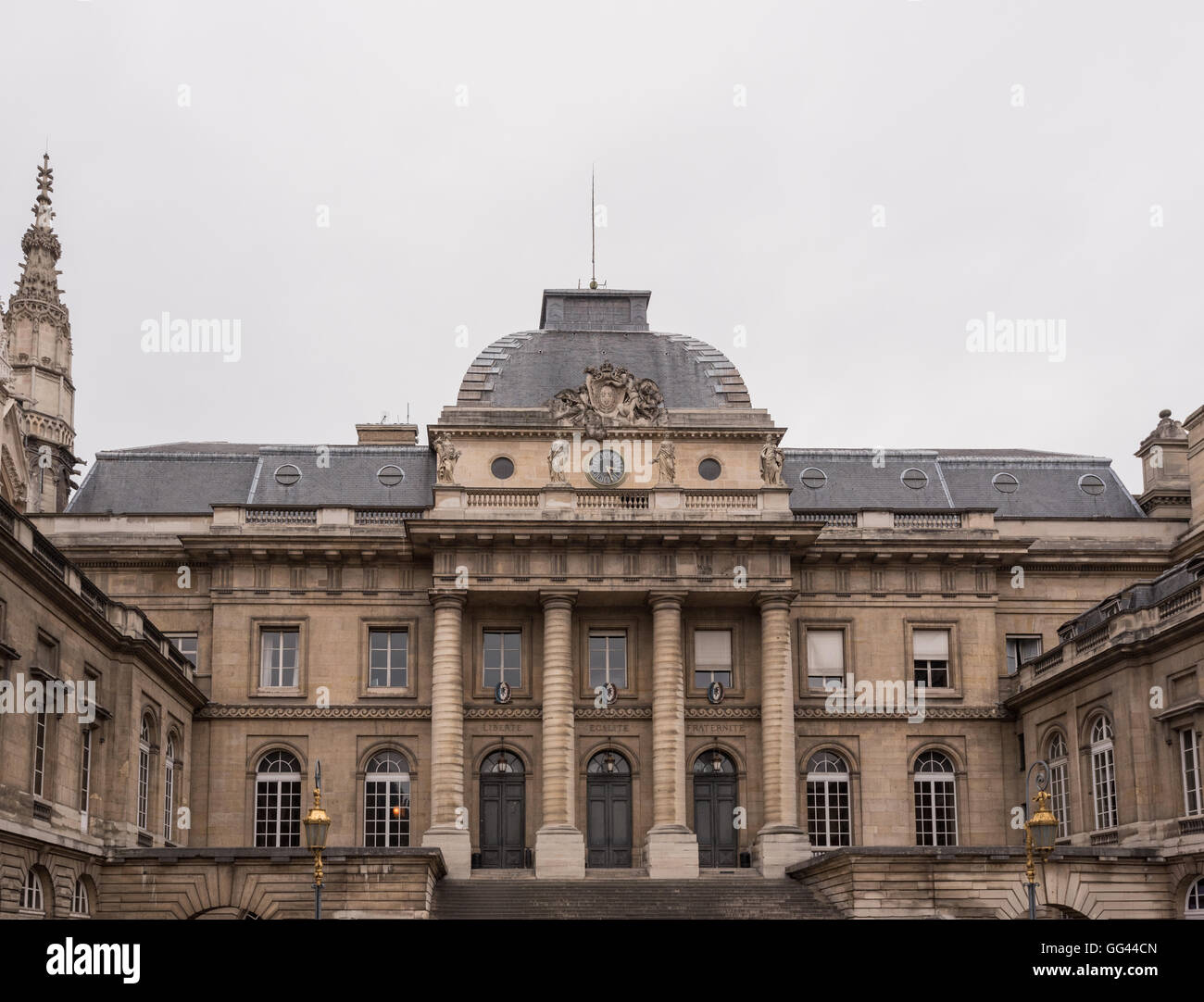 Parigi, Francia Marzo 26, 2016: Parigi courthouse facciata su un nuvoloso giorno Foto Stock