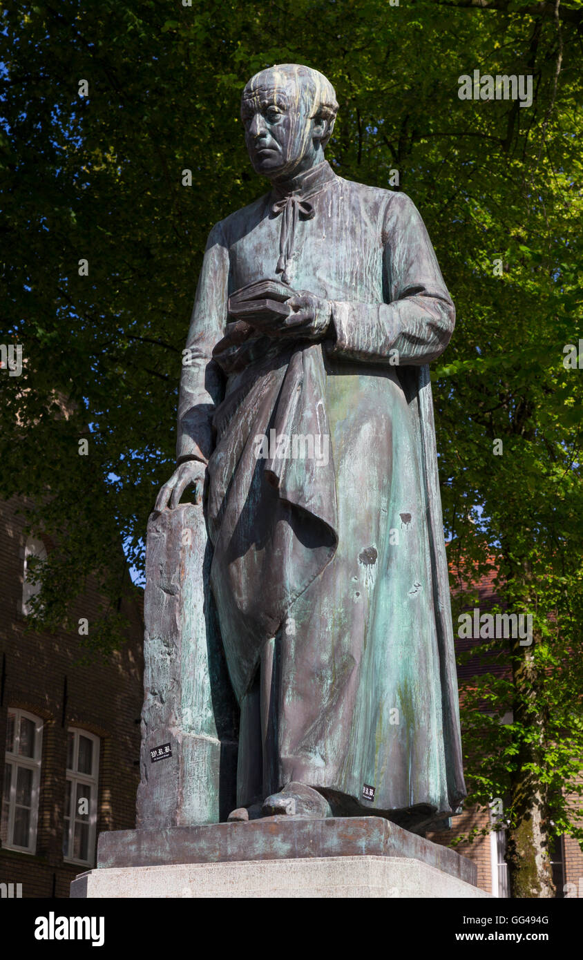 Statua in bronzo del sacerdote fiammingo e il poeta Guido Gezelle (1830-1899), Bruges, Belgio. Foto Stock