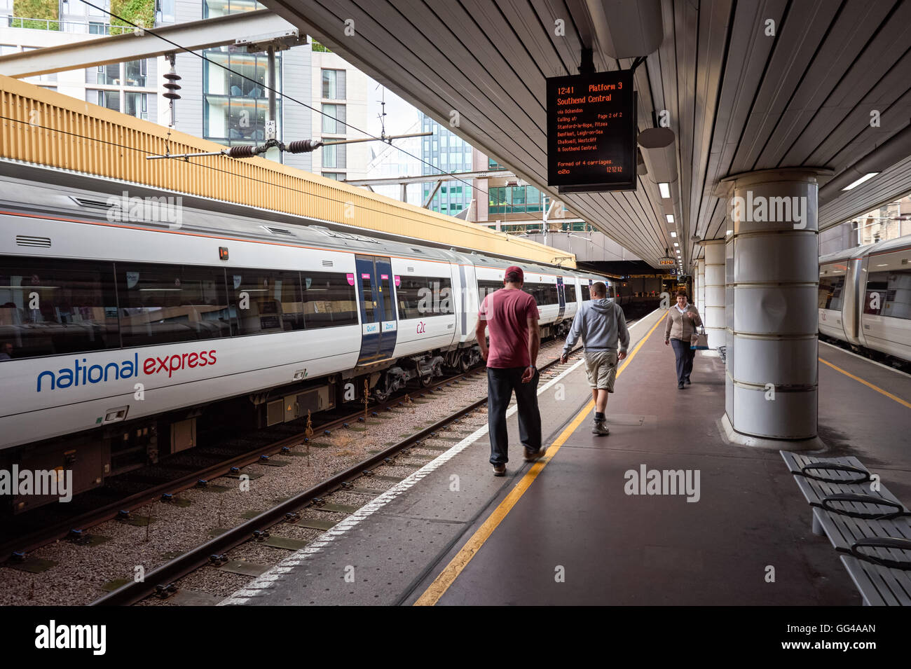 La National Express treni a Fenchurch Street Rail Station, Londra England Regno Unito Regno Unito Foto Stock