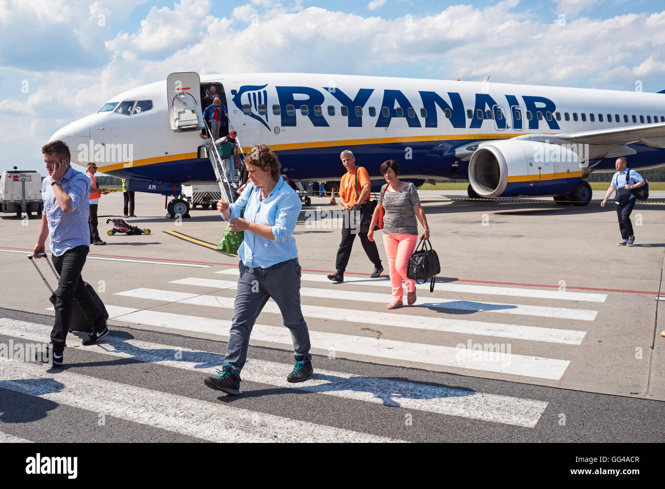 I passeggeri in partenza aereo Ryanair a Varsavia aeroporto Modlin, Polonia Foto Stock