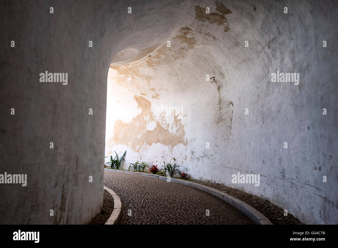 Curve tunnel pedonale al Pena Palace (Palacio da Pena), Sintra, Portogallo Foto Stock