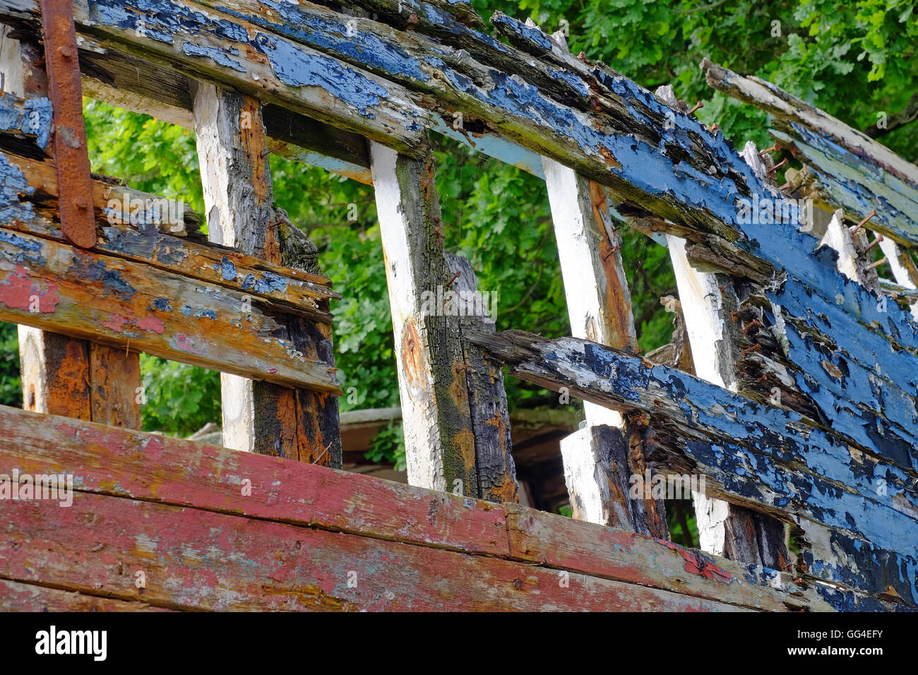 La disintegrazione nello scafo di una barca sulle rive del fiume Fowey, Cornwall Foto Stock