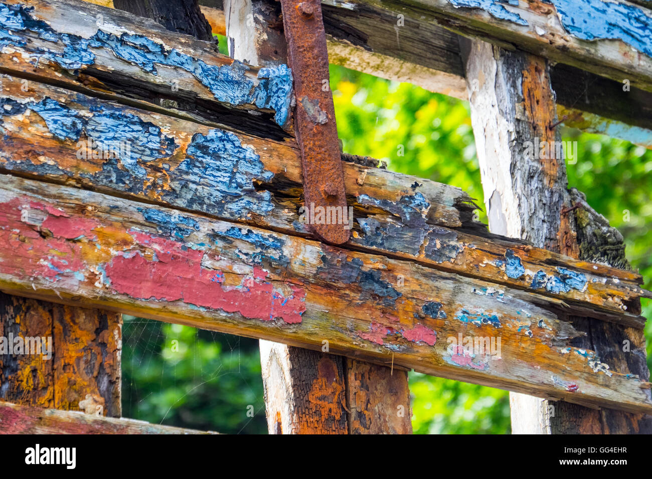 La disintegrazione nello scafo di una barca sulle rive del fiume Fowey, Cornwall Foto Stock
