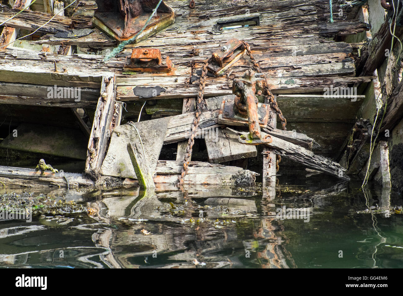 La disintegrazione nello scafo di una barca sulle rive del fiume Fowey, Cornwall Foto Stock