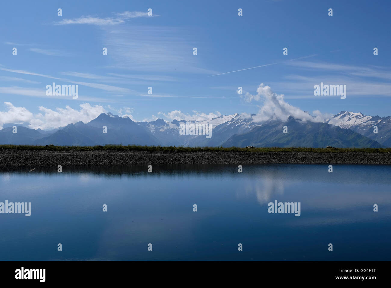 Il lago delle Alpi austriache. Foto Stock