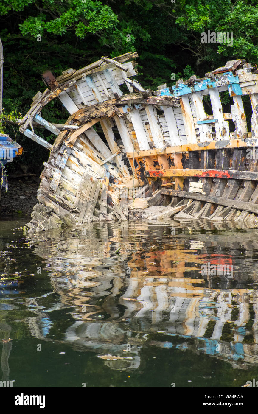 La disintegrazione nello scafo di una barca sulle rive del fiume Fowey, Cornwall Foto Stock