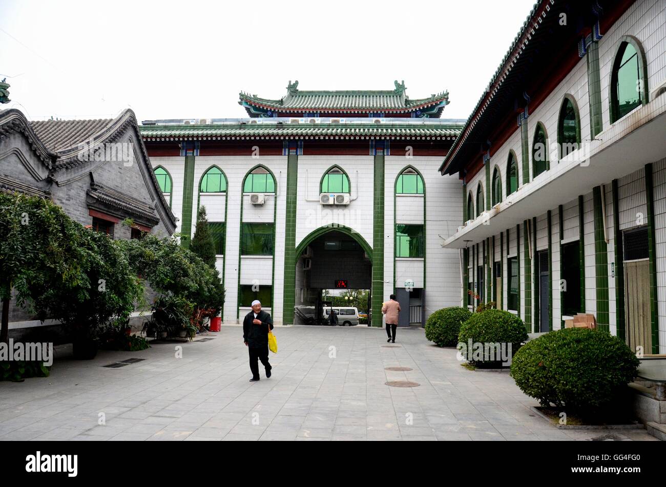 Anziani Musulmani cinesi uomo cammina nel cortile di ingresso della moschea Cina Pechino Foto Stock