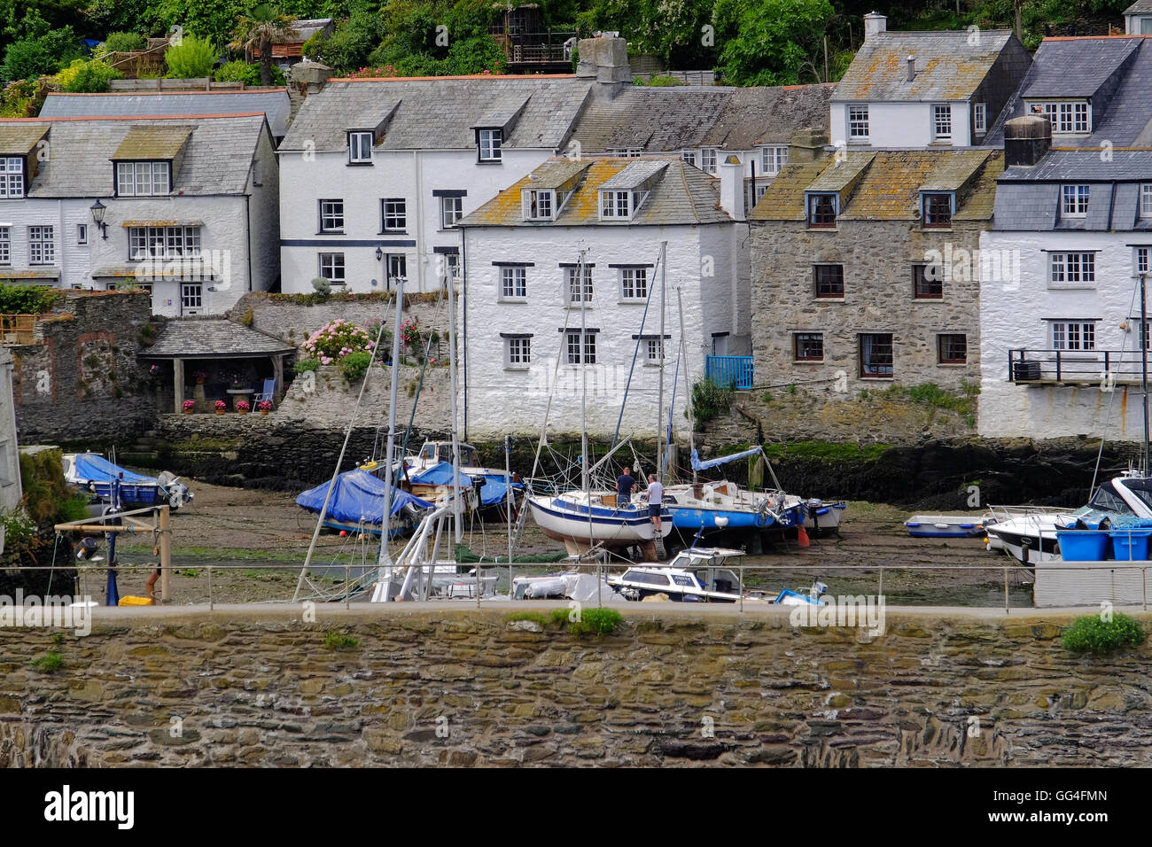 Polperro Harbour in Cornovaglia è una delle contee più belli villaggi di pescatori e più popolari destinazioni turistiche. Foto Stock