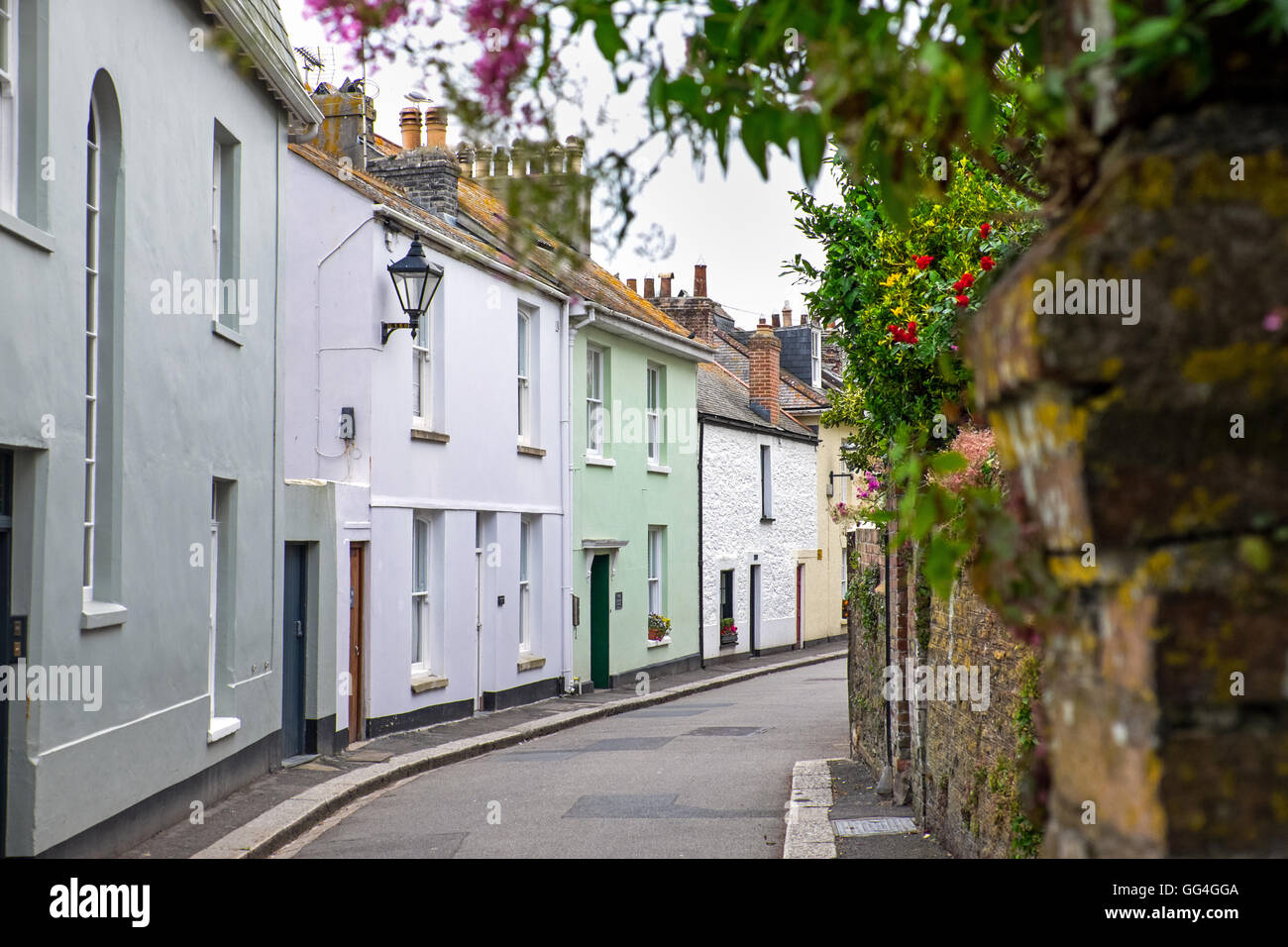 Una strada nel Cornish città di Fowey, popolare con i turisti e i marinai Foto Stock