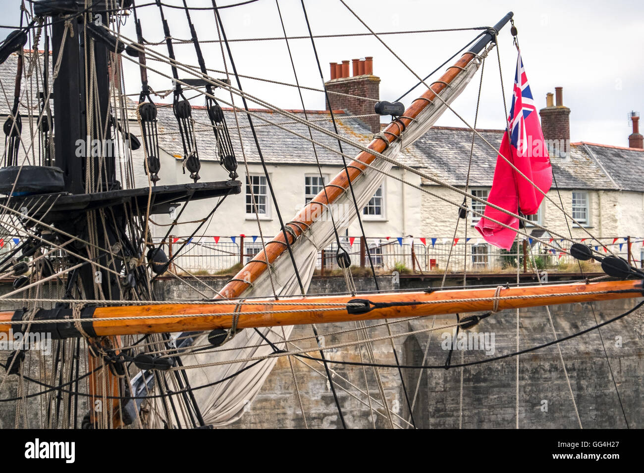 Armamento di una nave a vela in Charlestown Harbour, Cornwall, battenti Red Ensign Foto Stock