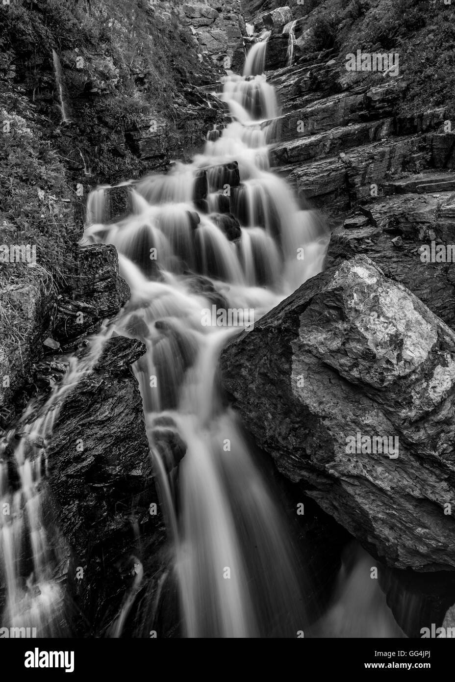 Alder Creek Falls in bianco e nero di burattatura su una rupe di roccia Foto Stock