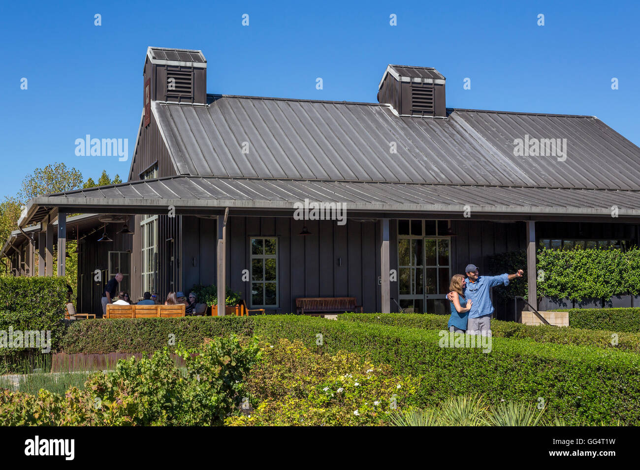 Giovane, turisti, selfie, selfie foto, che posano per una foto, outdoor patio degustazione, Alfa Omega Cantina Napa Valley, California Foto Stock