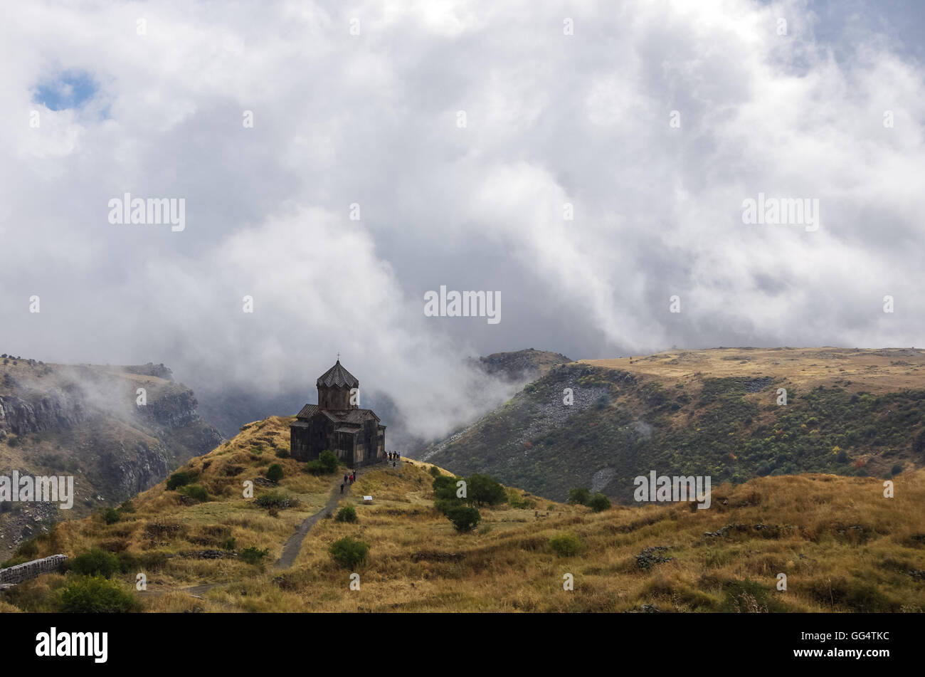 Amberd San Astvatsatsin (Santa Madre di Dio) chiesa medioevale in pendenza della montagna Aragats tra le nuvole. Armenia Foto Stock