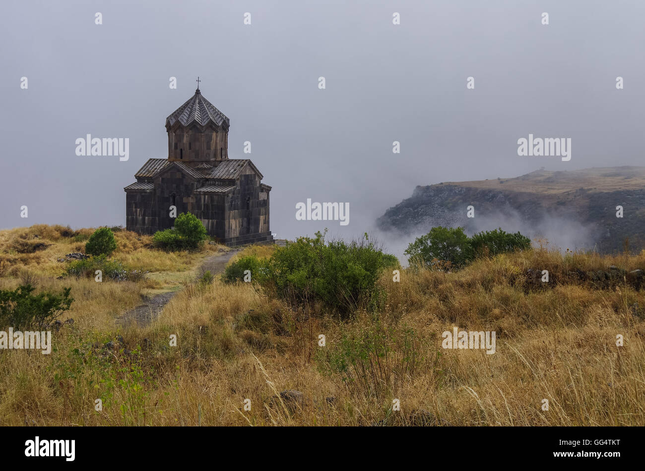 Amberd San Astvatsatsin (Santa Madre di Dio) chiesa medioevale in pendenza della montagna Aragats tra le nuvole. Armenia Foto Stock