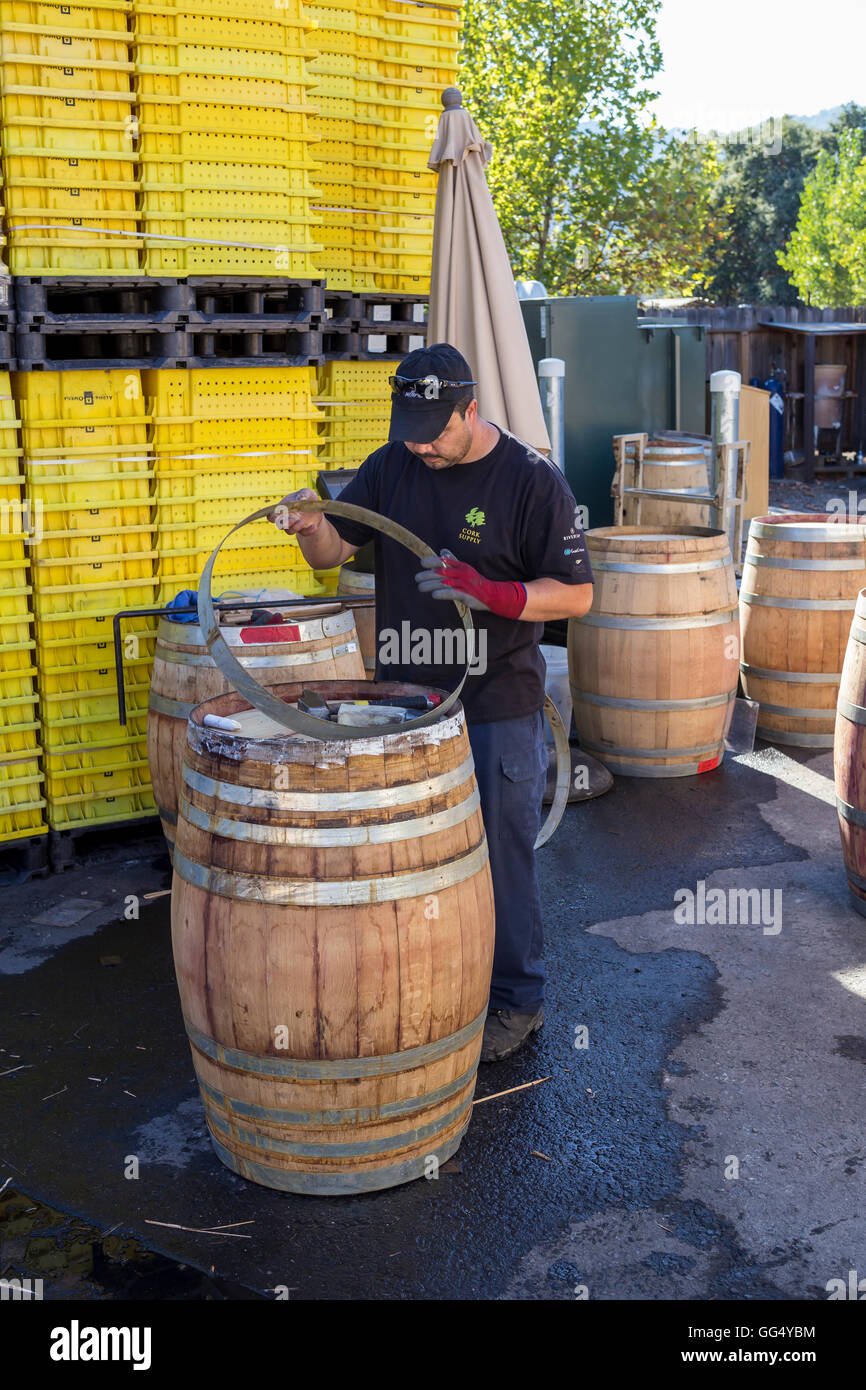 Avvinato lavoratore, riparazione di botte di vino, Alfa Omega Cantina Napa Valley, California, Stati Uniti Foto Stock