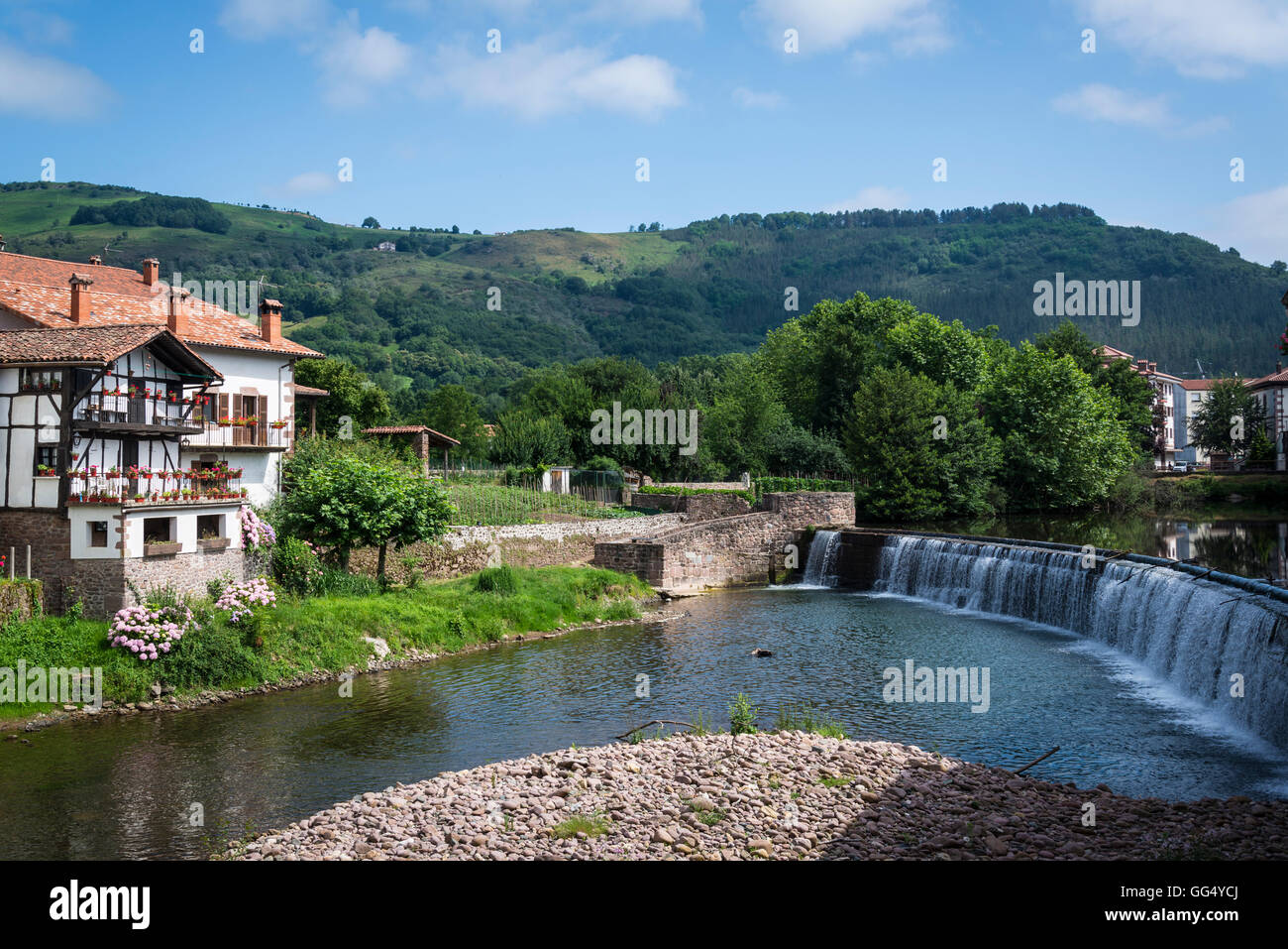 Il pittoresco villaggio di Baztan, Navarra, Spagna settentrionale Foto Stock