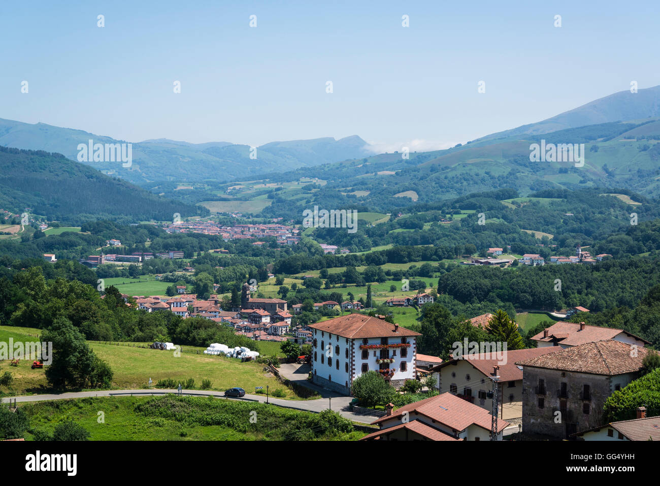 Vista della Valle di Baztan, Navarra, Spagna settentrionale Foto Stock