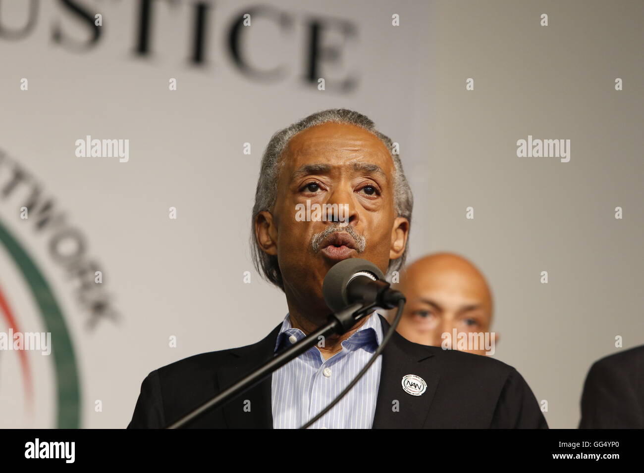 La città di New York, Stati Uniti. 02Aug, 2016. Rev Al Sharpton alla Rete Nazionale di Azione sede in Harlem. Nella scia del commissario NYPD William Bratton ha infatti annunciato le sue dimissioni, Rev Al Sharpton di rete nazionale di azione ha tenuto una conferenza stampa con il nocciolo duchi, Michael Blake, Kirstin Jon Foy & Michael Hardy, mentre ulteriori downtown, #shutdowncityhallnyc preparata per un'altra notte fuori. Credito: Andy Katz/Pacific Press/Alamy Live News Foto Stock