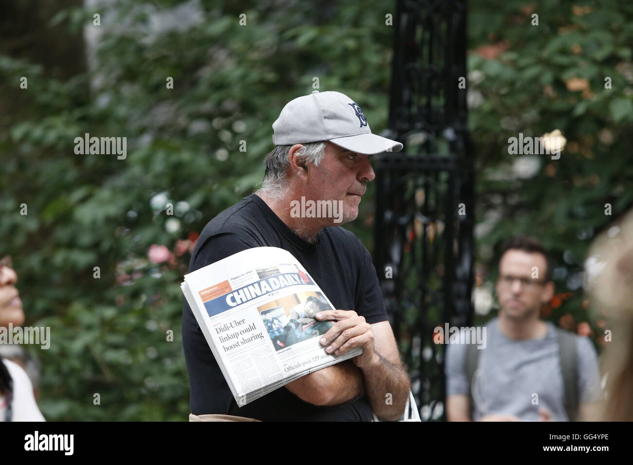 La città di New York, Stati Uniti. 02Aug, 2016. Il passaggio delle copie della Cina quotidiano city hall park. Nella scia del commissario NYPD William Bratton ha infatti annunciato le sue dimissioni, Rev Al Sharpton di rete nazionale di azione ha tenuto una conferenza stampa con il nocciolo duchi, Michael Blake, Kirstin Jon Foy & Michael Hardy, mentre ulteriori downtown, #shutdowncityhallnyc preparata per un'altra notte fuori. Credito: Andy Katz/Pacific Press/Alamy Live News Foto Stock