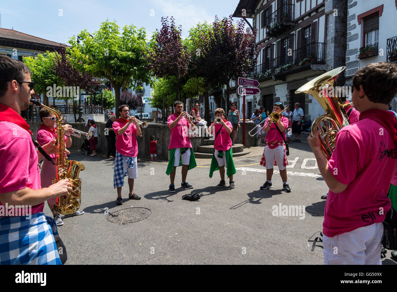 Festival tradizionali celebrazioni in street, Lesaka, Navarra, Spagna settentrionale Foto Stock