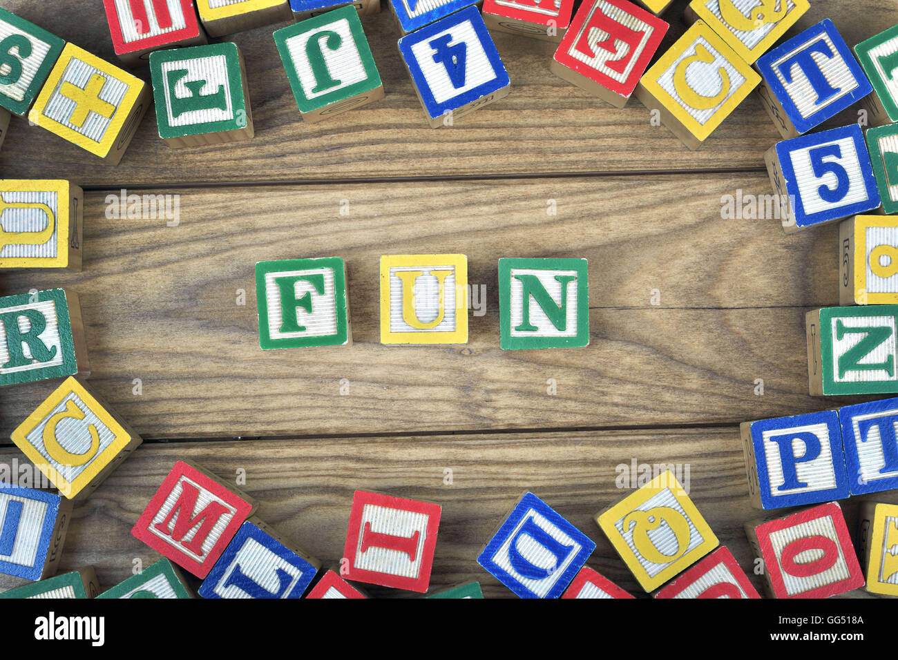 Parola di divertimento sulla tavola di legno Foto Stock