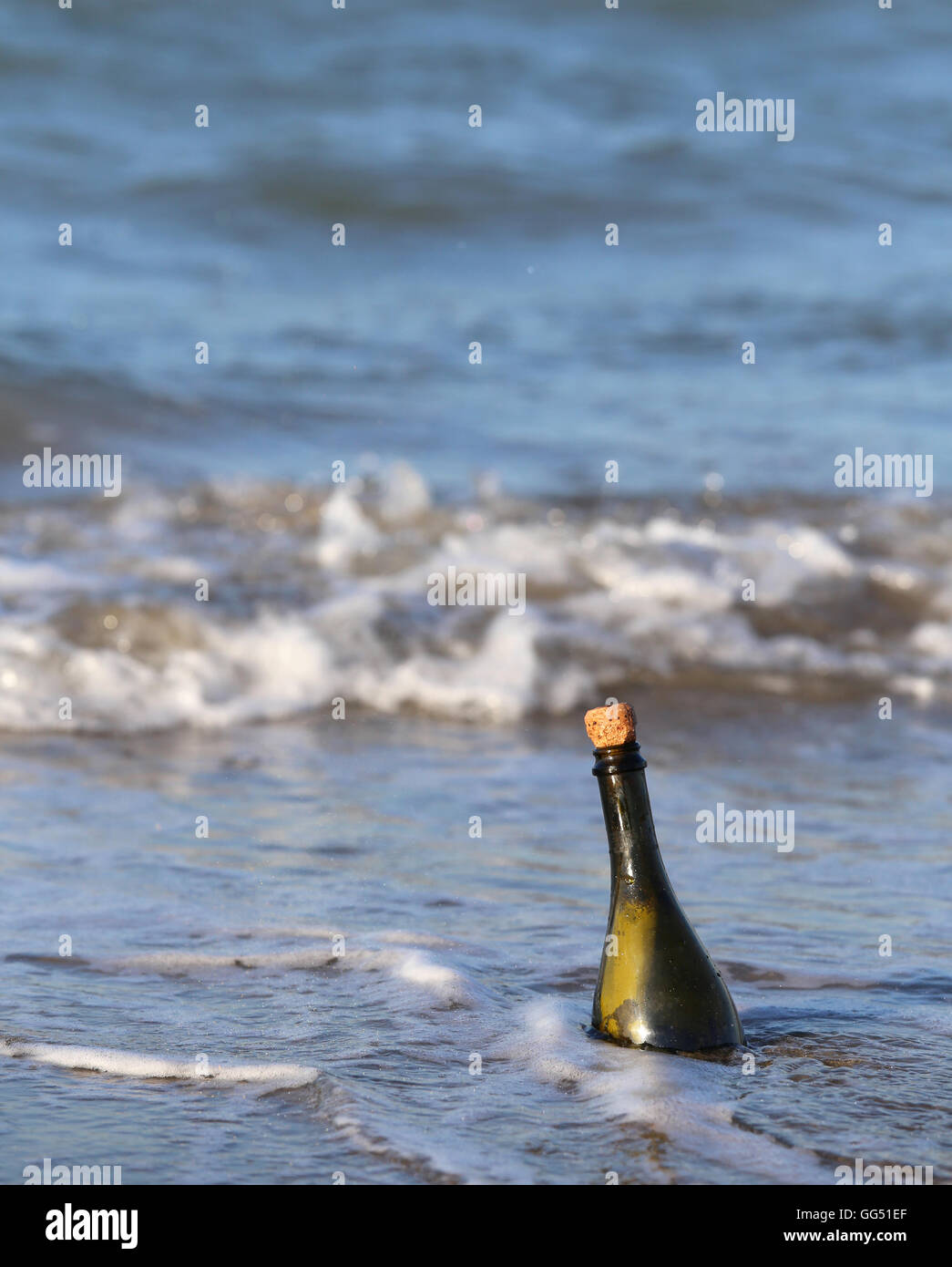 Messaggio segreto nella bottiglia di vetro nell'oceano Foto Stock